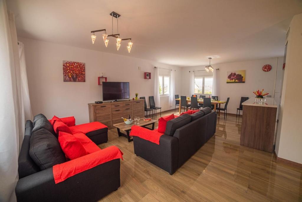 Magnificent Villa: 2 Private Pools, Bbq, Garden & Parking. 13 Per. In Padul *