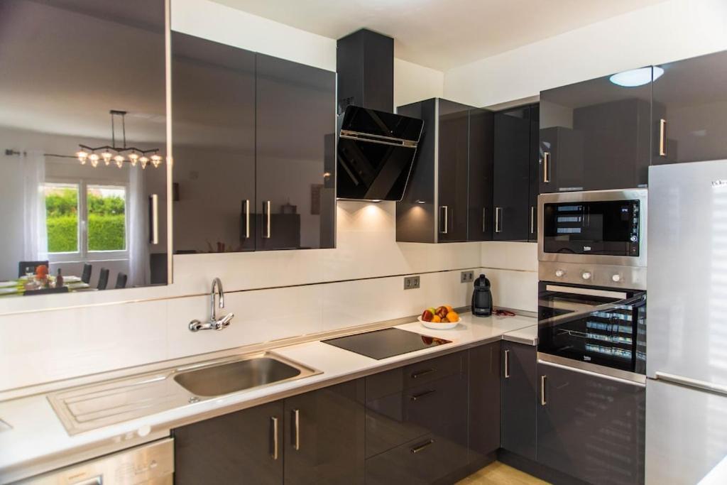 Magnificent Villa: 2 Private Pools, Bbq, Garden & Parking. 13 Per. In Padul Villa *