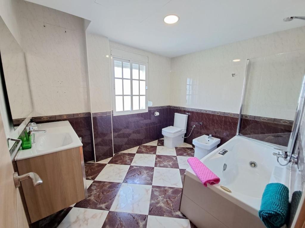 Magnificent Villa: 2 Private Pools, Bbq, Garden & Parking. 13 Per. In Padul Villa *