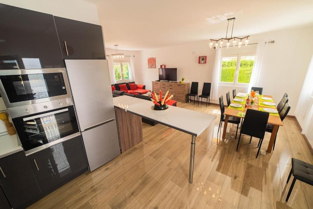 Magnificent Villa: 2 Private Pools, Bbq, Garden & Parking. 13 Per. In Padul Villa Granada