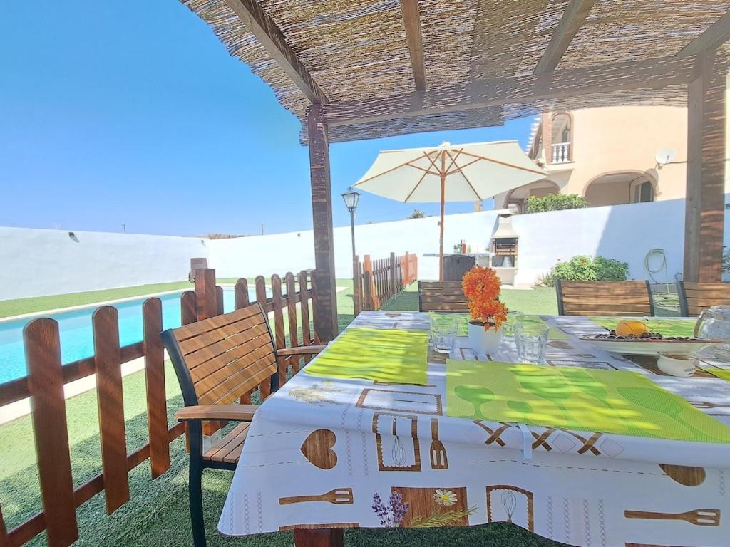Magnificent Villa: 2 Private Pools, Bbq, Garden & Parking. 13 Per. In Padul Villa