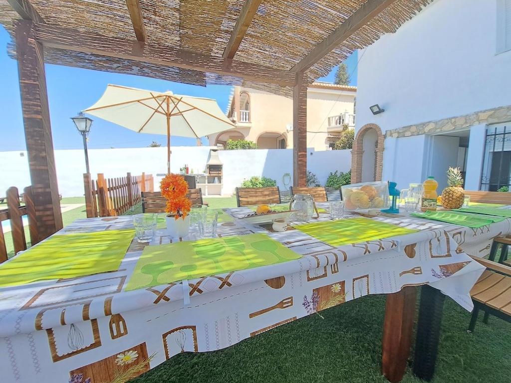 Magnificent Villa: 2 Private Pools, Bbq, Garden & Parking. 13 Per. In Padul