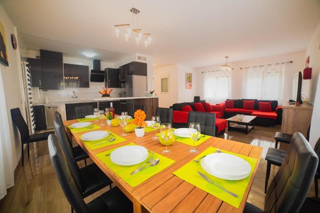 Magnificent Villa: 2 Private Pools, Bbq, Garden & Parking. 13 Per. In Padul Granada